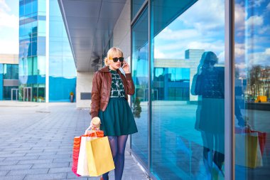 Alışveriş kadın telefon görüşmesi