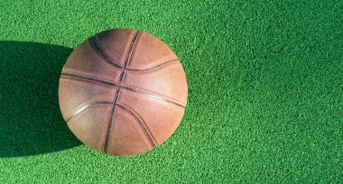 Basketbol topu yeşil alan katta