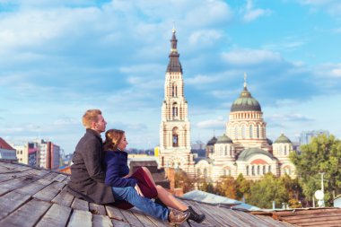 Çatıda oturan çift.