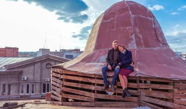 Paar zittend op het dak Stockfoto