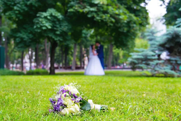 Bukiet ślubny na trawie — Zdjęcie stockowe