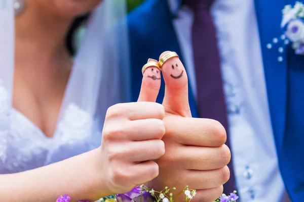 Noiva e noivo mostrando polegares para cima — Fotografia de Stock