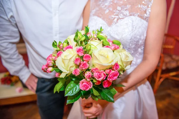 Buquê de casamento em mãos de noiva — Fotografia de Stock