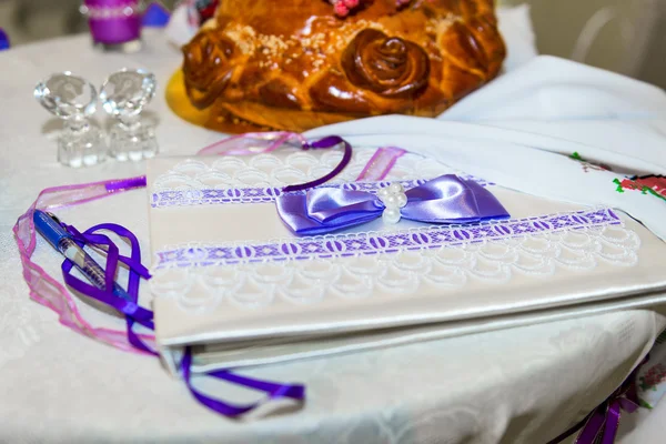 Uitnodiging bruiloft op tafel Rechtenvrije Stockfoto's
