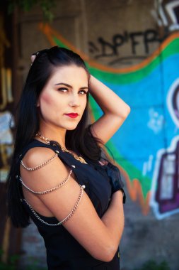 Grafiti duvarının yakınında genç ve güzel kadın