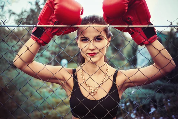 Mujer joven bonita en guantes de boxeo —  Fotos de Stock