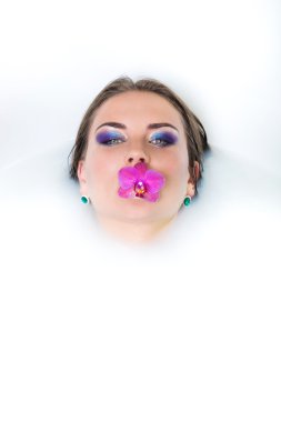 Güzel kadın lily ağzına koruyamaz.