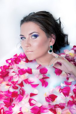 Güzel kadın banyo çiçekli yalan