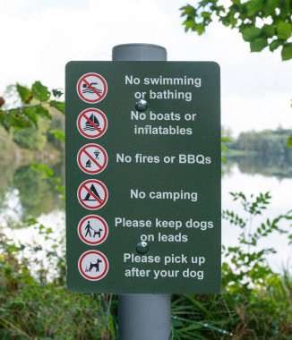 İşaret yok - beyaz metinli yeşil arkaplan - İngiltere