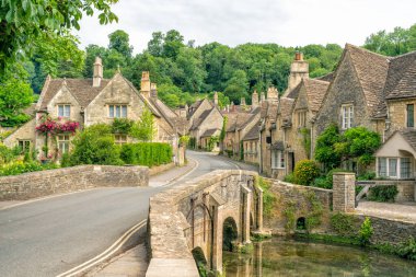 Combe Kalesi, Wiltshire, İngiltere. Bybrook Nehri üzerindeki köprü