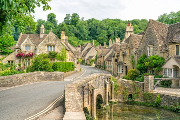 Village Castle Combe Wiltshire Reino Unido Puente Sobre Río Bybrook —  Fotos de Stock