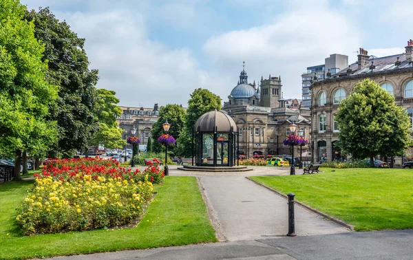 Crescent Gardens Harrogate Központjában Háttérben Királyi Fürdő Kupolájával Épületben Most Stock Kép