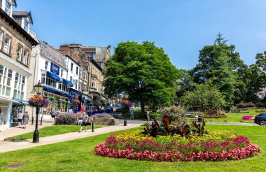 Kilitleme sonrası kalabalık Montpellier Harrogate, Kuzey Yorkshire, İngiltere 'de güneşin tadını çıkarıyorlar.
