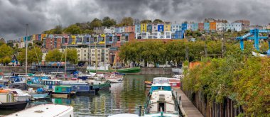 Bristol Rıhtımı 'ndaki Marina' nın arka planında renkli Hotwell 'ler, Bristol, İngiltere