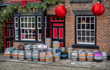 Knaresborough 'daki Kör Jack Public House, adını 18. yüzyıldan alan John Metcalf, altı yaşında çiçek hastalığı yüzünden kör olmasına rağmen, müzisyen, rehber, atlı, tüccar ve yol yapımcısı olarak ünlü oldu. Kuzey Yorkshire, Birleşik Krallık