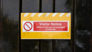 Ziyaretçi Bildirisi - Ahşap kapı arka planında BBQ ya da Yangın İşareti Yok