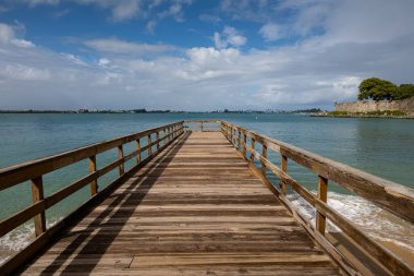 San Juan Körfezi 'ndeki ahşap iskele, Porto Riko bir Karayip adası, ABD