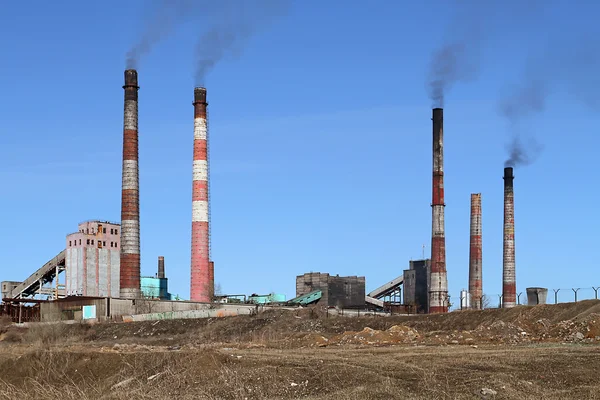 Tlący się rury roboczych roślin zanieczyszczają atmosferę zie — Zdjęcie stockowe