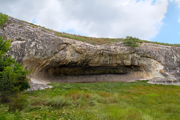 A gruta oval alongada na rocha e cercada pela ponte — Fotografia de Stock