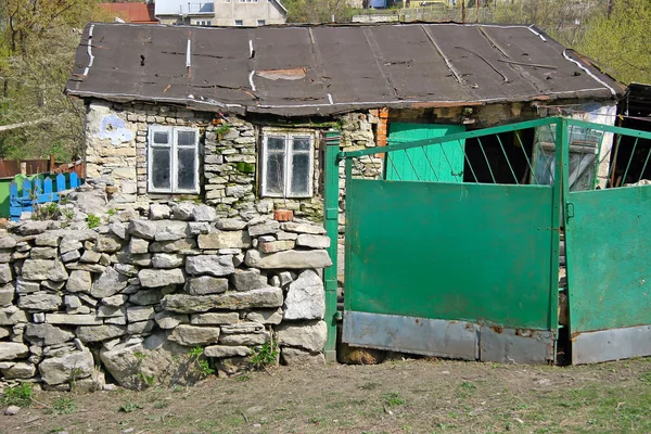 Casa de pedra muito antiga com um portão riquinho — Fotografia de Stock