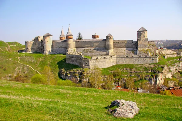 Fairy medeltida slott bland natursköna gröna kullarna i östra euro — Stockfoto