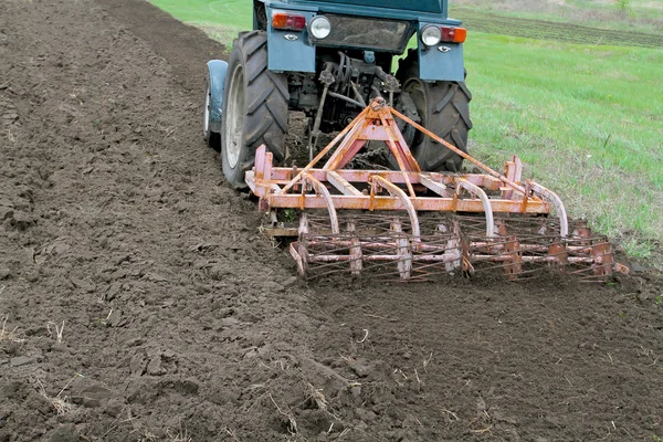 Tracteur avec herse de cultivateur le sol fixé. Saison estivale — Photo