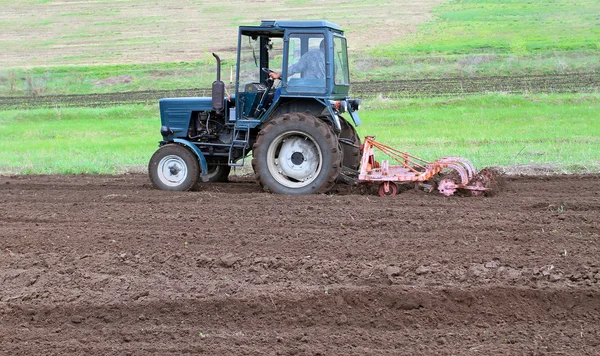 Tracteur avec herse de cultivateur le sol fixé. Saison estivale — Photo