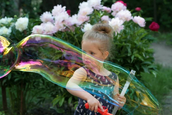 Girl Playing Soap Bubbles Background Flowers — Stock Photo, Image