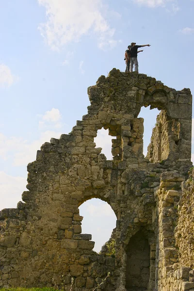 Two tourists in the ruins of the old city. Clarifies the route. — Stock Photo, Image