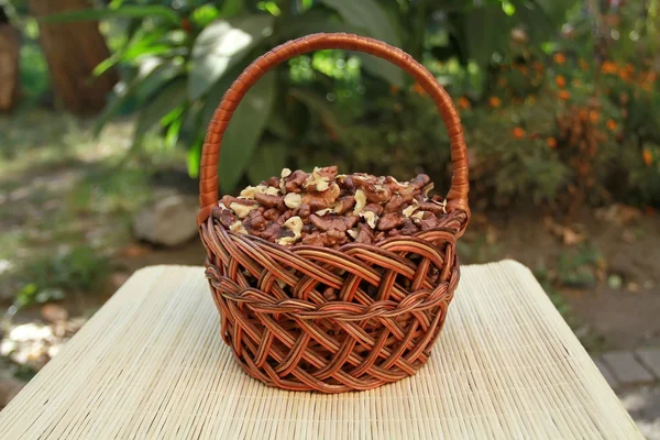 Kernels of walnuts in a wicker basket from vines — Stock Photo, Image