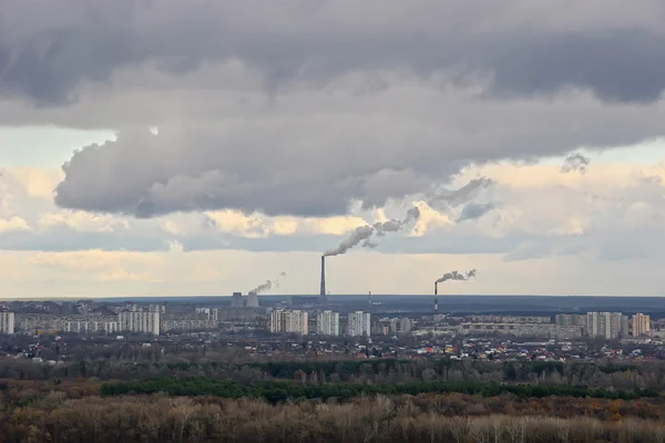 Fábrica de pipas de humo en la ciudad. Problemas de ecología y medio ambiente —  Fotos de Stock