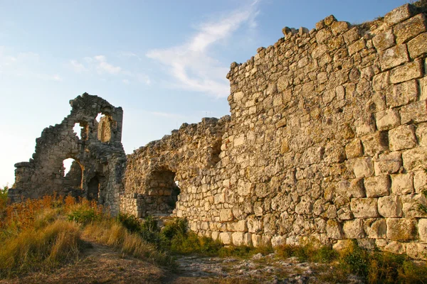 A romok egy ősi erőd található a hegyekben Cri — Stock Fotó