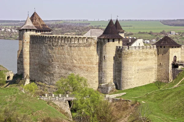 Det medeltida slottet med massor av torn och murar är i th — Stockfoto