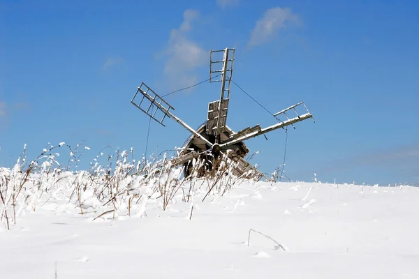 Вітряки на білому снігу — стокове фото