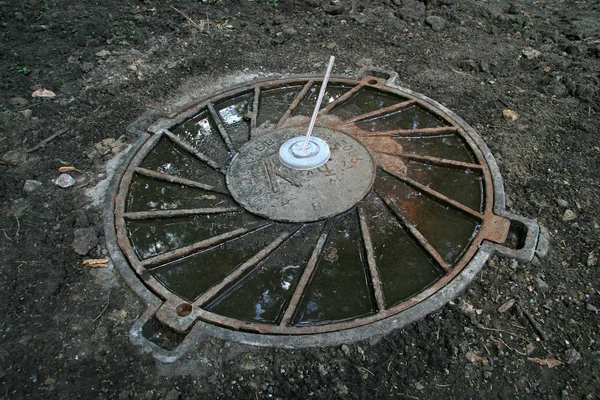 칵테일 유리 짚 패스트 푸드와 같은 맨홀 — 스톡 사진