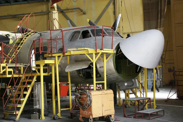 Ucrania, planta de reparación de Kiev, 2015. Revisión de la aeronave en la ha — Foto de Stock