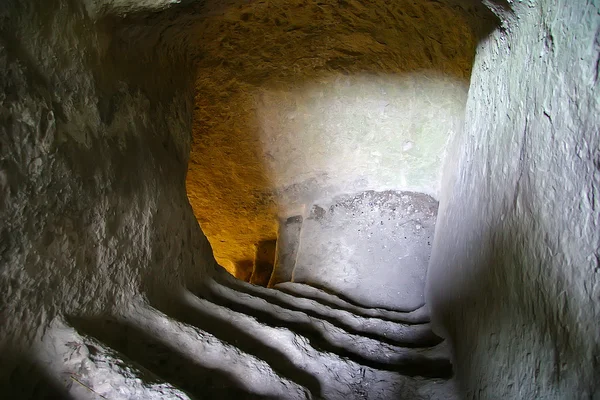 Passi scavati nel calcare conducono alla città grotta — Foto Stock