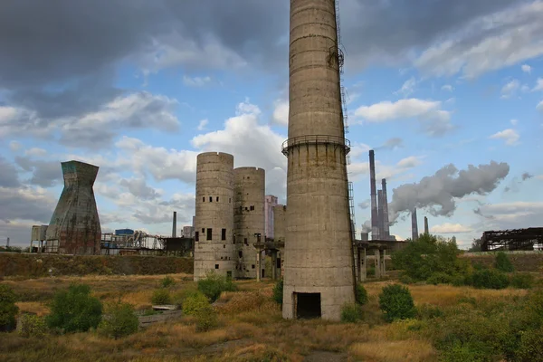 Dneprodzerzhinsk, Fall 2015. Pipes abandoned factory on the ba — Stock Photo, Image