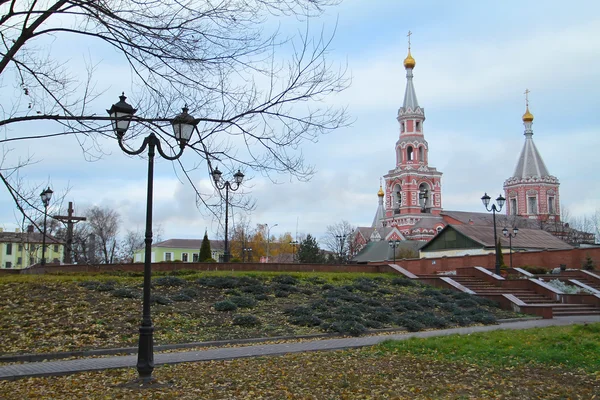 Világos vörös téglából épült ortodox egyház díszített lapos — Stock Fotó