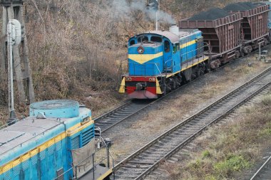 Bir yük treni ile demiryolu kavşak. Lokomotif taşır ca