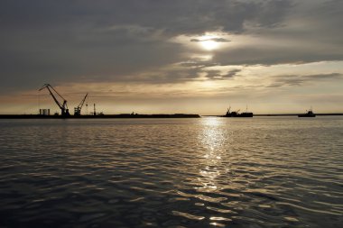 Bina büyük köprü gidiyor. Bağlantı noktası ekipman siluet bir