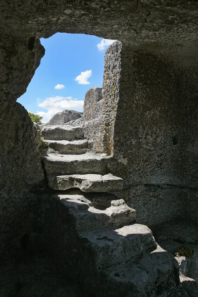 The stone steps leading to the cell in the rock. Through the doo — Stock Photo, Image