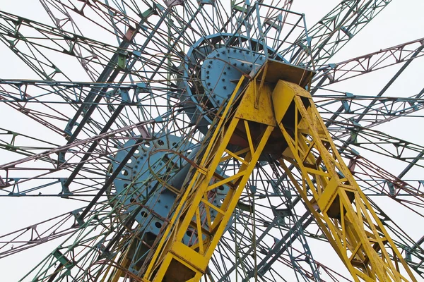 Parte da atração Ferris wheel no fundo da vitória — Fotografia de Stock
