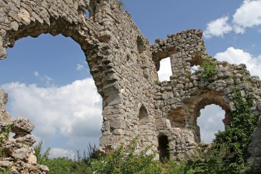 Eski zamanlarda insanlar yaşayan bir antik kale şehir kalıntıları