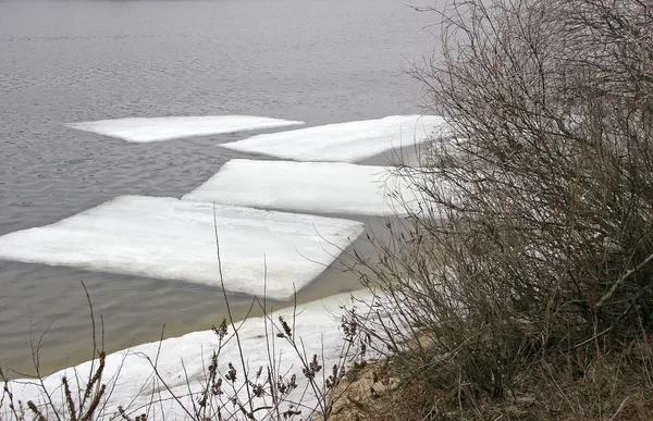 Dérive de glace printanière sur la grande rivière. Grands floes de glace rectangulaires f — Photo