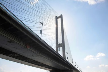 Öğe ip asma köprü. Güzel üzerinde güneş parlar 