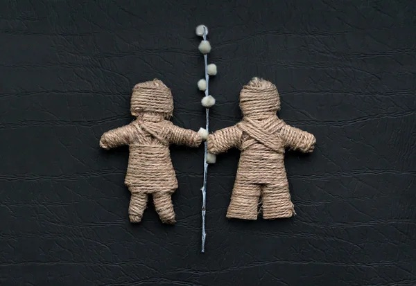 Chlapec a dívka z konopí lana jsou snítkou Vrba v han — Stock fotografie
