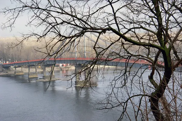 Une sorte de long pont piétonnier au-dessus d'une grande rivière — Photo