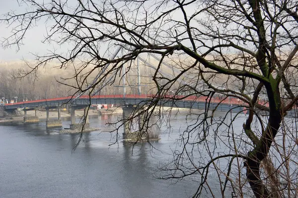 Eine Art lange Fußgängerbrücke über einen großen Fluss — Stockfoto