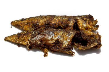 Kerala mutfağında çeşitli baharat ve biberlerle kızartılmış Hint uskumrusu, geleneksel adıyla Ayala Varuthathu, beyaz bir arka planda izole edilmiş..